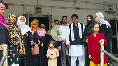 रामपुर: जफर मैरिज हाल, नीम वाली ज़ारत के निकट की महिलाएं बिजली कनेक्शन की समस्या को लेकर DM कार्यालय पहुंचीं