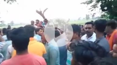 बीसलपुर: शांति नगर गांव में महिला की टाइगर अटैक में मौत के मामले पर परिजनों ने डेड बॉडी को रास्ते पर रखकर किया प्रदर्शन