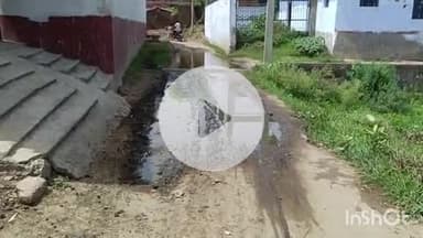 घोसी: कोरमा गांव में नाली का पानी सड़क पर गिरने से हो रहा जल जमाव, आने जाने वाले लोग परेशान #jansamasya