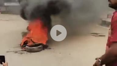 कांके: करमटोली चौक के पास आदिवासी संगठनों ने टायर जलाकर किया सड़क जाम, वाहनों की लगी लंबी कतारें