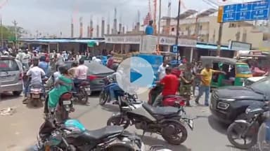 कांके: झारखंड बंद के समर्थन में पिठौरिया चौक पर लगाए गए जाम को पुलिस ने हटाया, आवागमन शुरू