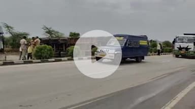 टोंक: राष्ट्रीय राजमार्ग जयपुर-कोटा पर गांव मोटूका के समीप गोबर खाद से भरा ट्रेलर पलटा, यातायात हुआ प्रभावित