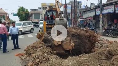 मैनपुरी: भावत चौराहे पर किए गए अतिक्रमण को PWD ने बुलडोजर से हटाया, अधिशासी अभियंता ने दी जानकारी