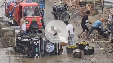 परिहार: परिहार बाबा चौक पर ई-रिक्शा पलटने से अफरा-तफरी मची