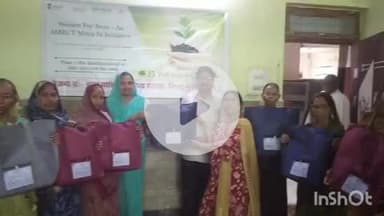 पोरसा: नगर पालिका सभागार में स्व-सहायता समूह की महिलाओं को वृक्षारोपण किट वितरित