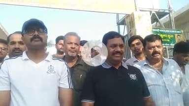 औरैया  गंगा दशहरा के पूर्व स्वच्छता श्रमदान के अंतर्गत यमुना तट पर जिलाधिकारी और पुलिस अधीक्षक के द्वारा कि गयी सफाई