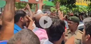 पटना ग्रामीण: जदयू कार्यालय के बाहर शारीरिक शिक्षकों ने शिक्षा मंत्री को घेरा, जमकर किया हंगामा