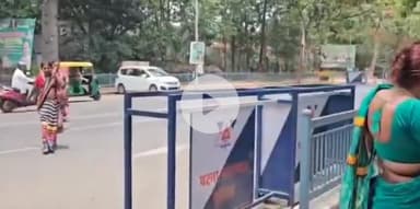 पटना ग्रामीण: राबड़ी आवास के बाहर फिर पहुंचे किन्नर, सोहर गा रही महिलाओं के साथ मजाकिया अंदाज में हुई तू-तू मैं-मैं