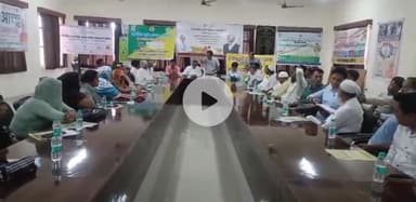 बागपत: कृषि अधिकारी बाल गोविंद यादव के नेतृत्व में किसान गोष्ठी का आयोजन, आय बढ़ाने और कीट हटाने को लेकर चर्चा