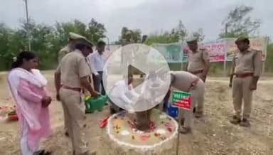 इटावा: विश्व पर्यावरण दिवस पर नगर वन में डीएम और पूर्व सांसद ने मां के नाम अभियान में पौधारोपण कर जनमानस से संरक्षण की अपील की