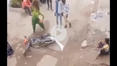इंदौर: चंदन नगर थाना क्षेत्र में गाड़ी में तोड़फोड़ कर रही महिला का वीडियो हुआ वायरल