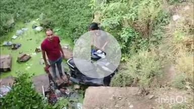 भभुआ: भभुआ के अतुल वाटिका के पास नहर में स्कूटी पलटने से युवक घायल, सदर में इलाज जारी