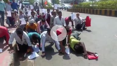 सागर नगर: उल्दन के विस्थापित ग्रामीण घुटनों के बल चलकर कलेक्ट्रेट पहुंचे, सिटी मजिस्ट्रेट को सौंपा ज्ञापन