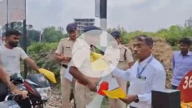 झाझा: सिमुलतला रेलवे स्टेशन के फाटक संख्या 36 पर रेल अधिकारियों ने मनाया अंतरराष्ट्रीय समपार फाटक जागरूकता दिवस