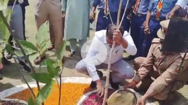 शाहजहांपुर: विश्व पर्यावरण दिवस के अवसर पर संविलियन विद्यालय अटसलिया में 'एक पेड़ मां के नाम' के अंतर्गत किया गया पौधारोपण