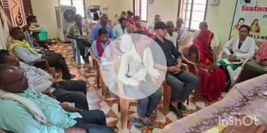 गोहपारु: विकसित कृषि संकल्प अभियान के तहत बरहा गांव में शिविर लगाकर किसानों को फसलों की जानकारी दी गई