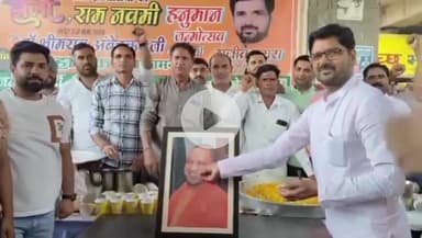 धनौरा: सीएम योगी आदित्यनाथ के जन्मदिन पर गजरौला में भाजपा विधायक राजीव तरारा ने शरबत और मिठाई का वितरण किया