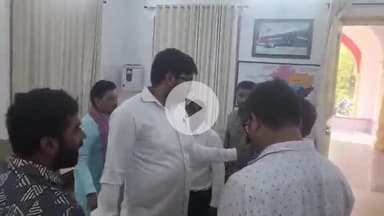 झांसी: कुर्सी खिसकाने को लेकर भड़के सपा के पूर्व जिलाध्यक्ष ने झांसी सर्किट हाउस में बैठक छोड़ी, वीडियो आया सामने