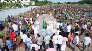 தஞ்சாவூர்: சுடுகாட்டுக்கு வருபவர்கள் சுத்தமான காற்றை சுவாசிக்க உலக சுற்றுசூழல் தினத்தில் 1500 மரக்கன்றுகளை நட்டு வைத்த மேயர்