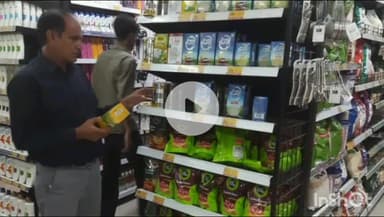 चूरू: चूरू में खाद्य पदार्थों का निरीक्षण, 6 नमूने लिए गए और 20 किलो खराब फल नष्ट करवाए गए