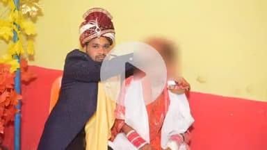 झांसी: झांसी में दो शादी करने वाली महिला पर तीसरे पति ने लगाया उत्पीड़न का आरोप, हाथ में तख्ती लेकर कोतवाली थाने पहुंचा