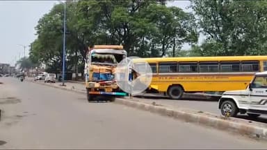सिंगरौली: निगाही मोड़ के पास सड़क किनारे खड़ी एनसीएल की बस को ट्रक ने मारी टक्कर, चालक बाल-बाल बचे