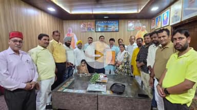 मिलक: UP के मुख्यमंत्री योगी आदित्यनाथ का 53वां जन्मदिन मिलक में भाजपा जिलाध्यक्ष समेत अन्य भाजपाइयों ने केक काटकर मनाया