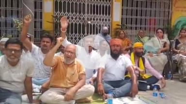 बलिया: बलिया नगर परिषद में मुख्य पार्षद के खिलाफ वार्ड पार्षदों ने किया विरोध प्रदर्शन