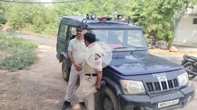 दतिया नगर: गौड़ बाबा कॉलोनी में अज्ञात कारणों से किशोरी ने फांसी लगाकर की आत्महत्या, जिला अस्पताल में हुआ पोस्टमार्टम