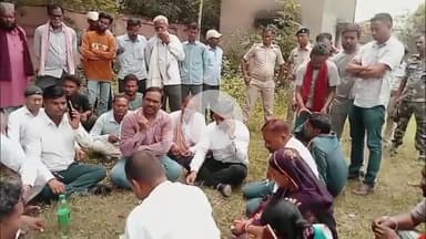 बलियापुर: बलियापुर में शव के साथ प्रदर्शन कर रहे परिजनों को सीओ की मौजूदगी में ₹7.5 लाख दिए गए