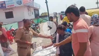 गजरौला थाने की ब्रजघाट चौकी पुलिस ने भीषण गर्मी में दशहरा के अवसर पर राहगीरों को किया शीतल और ठंडा शरबत वितरण