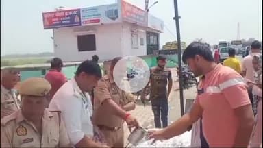 धनौरा: गजरौला थाने की ब्रजघाट चौकी पुलिस ने गंगा दशहरा के अवसर पर भीषण गर्मी में आने-जाने वाले राहगीरों की मदद की