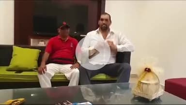 खलीफा सर्वेश दीक्षित ने किया औरैया जनपद का नाम रोशन

औरैया के कस्बा फफूंद के गांव तैयापुर के रहने वाले सर्वेश दीक्षित ने  दी  ग्रेट खली  पिक्चर में कोच की भूमिका निभाने पर  पहलवान खली ने उन्हें खलीफा सर्वेश दीक्षित कहकर उनकी तारीफ की।