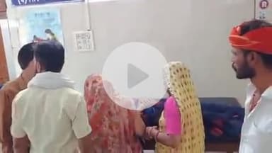 टीकमगढ़: टीकमगढ़: वैशाली नगर में करंट लगने से महिला की हालत बिगड़ी, जिला अस्पताल में भर्ती