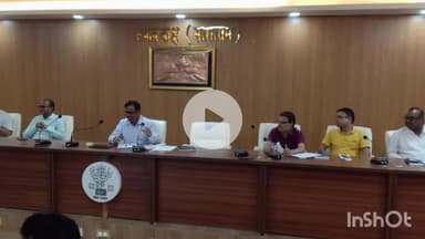 सासाराम: सासाराम के डीआरडीए सभागार में शुक्रवार को 2:00 बजे स्वास्थ्य विभाग के पदाधिकारियों के साथ उप विकास आयुक्त ने बैठक की