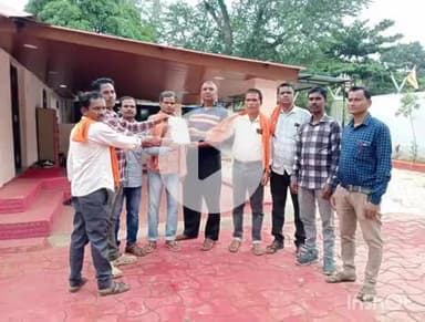 जगदलपुर: जगदलपुर में बस्तर सांसद महेश कश्यप को प्रशिक्षित गौ सेवकों एवं पशु मैत्री संघ ने अपनी मांगों को लेकर सौंपा ज्ञापन