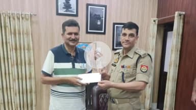 रामपुर: एसपी विद्यासागर मिश्र ने पुलिस कार्यालय में अच्छे कार्यों के लिए रिट सेल प्रभारी को नगद धनराशि देकर किया पुरस्कृत