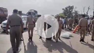 सिराथू: लोहन्दा मोड़ पर सड़क पर लाश रखकर किया गया हाईवे जाम, पुलिस के मानने पर भी नहीं माने लोग, अभद्रता के चलते चलाई गई लाठियां