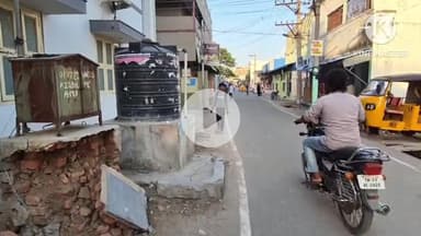 வாணியம்பாடி: கஜாநகர் பகுதியில் 8 மாத காலமாக குடிநீர் வழங்காததால் வார்டு உறுப்பினர் தலைமையில் பொதுமக்கள் காலி குடங்களுடன் போராட்டம்
