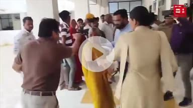 SDM ने बुजुर्ग महिला को मारा धक्का, बोले- चली जा... कलेक्टर से मिलने के लिए गुहार लगा रही थी अम्मा, महिला कांस्टेबल ने कर दिया बाहर

#Ratlam #RatlamCollectorate #Woman #SDM #videoviralシ