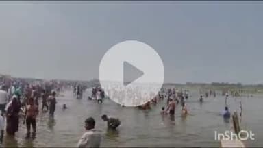 मीरगंज: गंगा दशहरा पर गोरा लोकनाथपुर घाट पर श्रद्धालुओं का उमड़ा आस्था का जनसैलाब, तड़के सुबह लगाई गंगा में डुबकी