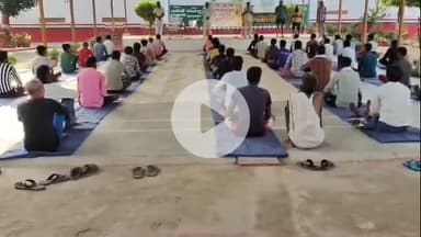 शाहजहांपुर: जिला जेल में योग शिविर का किया गया आयोजन, मास्टर ट्रेनर ने बंदियों को कराया योगाभ्यास