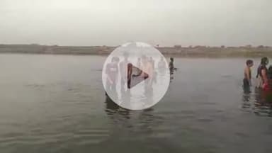 इटावा: सदर क्षेत्र में यमुना नदी किनारे हनुमान घाट पर दशहरा के उपलक्ष्य में सैकड़ों श्रद्धालुओं ने लगाई आस्था की डुबकी