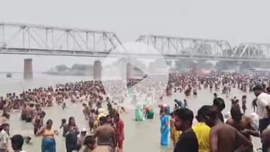 बदायूं: ज्येष्ठ दशहरा के पर्व पर लाखों श्रद्धालुओं ने कछला गंगा में लगाई आस्था की डुबकी