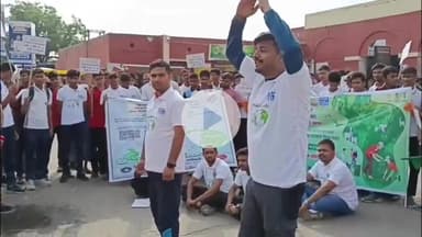 बक्सर: बक्सर रेलवे स्टेशन पर नुक्कड़ नाटक के माध्यम से पानी की बूंद और वोट का समझाया गया महत्व