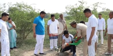 बागपत: विश्व पर्यावरण दिवस पर एसपी-एएसपी ने पुलिस लाइन बागपत में 'मां के नाम' अभियान के अंतर्गत किया वृक्षारोपण