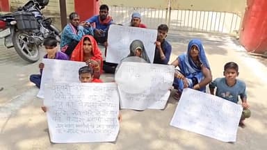 मिर्ज़ापुर: चकबंदी विभाग द्वारा गांव में मनमानी नापी करने पर अकसौली गांव के ग्रामीणों ने जिला कलेक्ट्रेट में किया प्रदर्शन