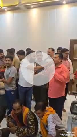 मिर्ज़ापुर: हिंदू युवा वाहिनी के कैंप कार्यालय चौबेटोला में मुख्यमंत्री योगी आदित्यनाथ का जन्मदिन मनाया, मिठाई बांटी गई