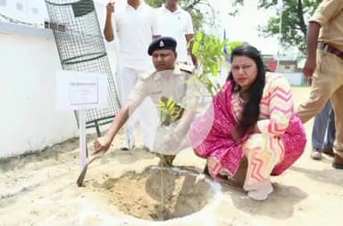 बदायूं: विश्व पर्यावरण दिवस के अवसर पर 'एक पेड़ मां के नाम' अभियान के अंतर्गत रिजर्व पुलिस लाइन में किया गया वृक्षारोपण