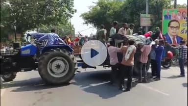 धनौरा: आजमपुर में लटका मिला युवक का शव, परिजनों ने हत्या के आरोप लगाए, तहसील के सामने शव रखकर किया जाम